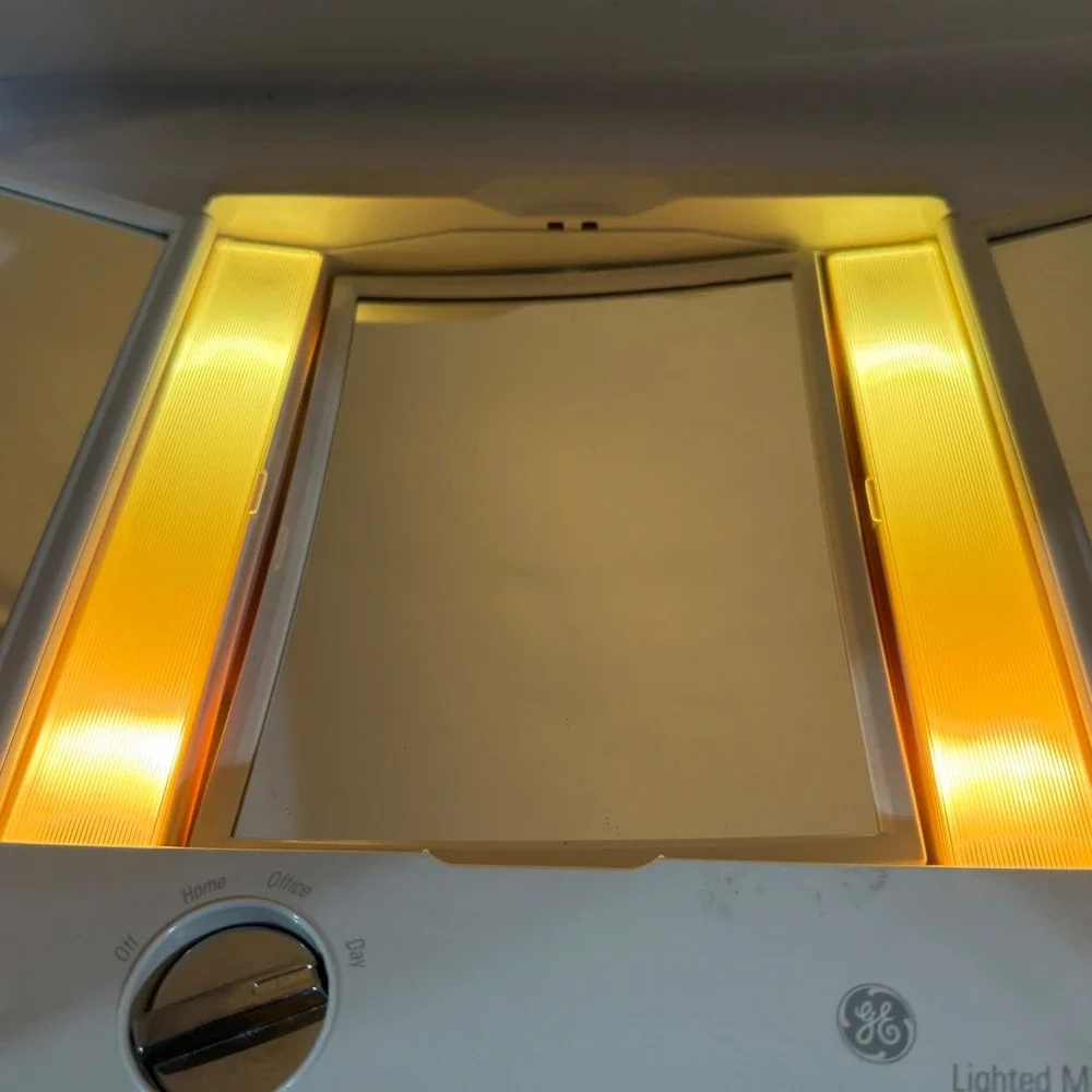 Vtg. GE‎ Lighted Tri-Fold Portable Vanity Makeup Mirror Model 106658 Works